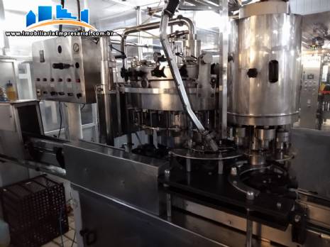 Linha de envase para bebidas com g�s carbonatadas refrigerantes  2.400 garrafas / hora Zegla